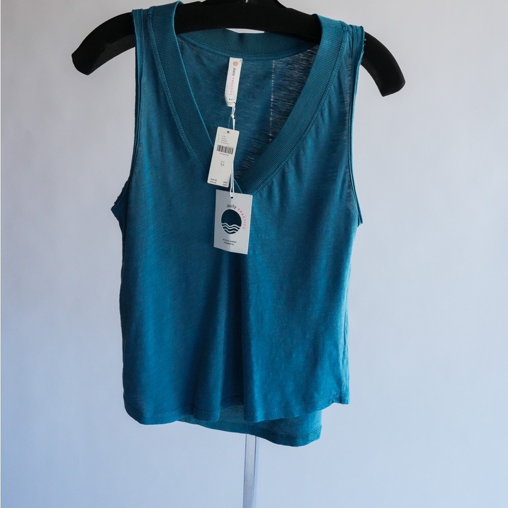 NWT DAILY PRACTICE Sleeveless V-Neck Yoga Top​ - Picture 7 of 9